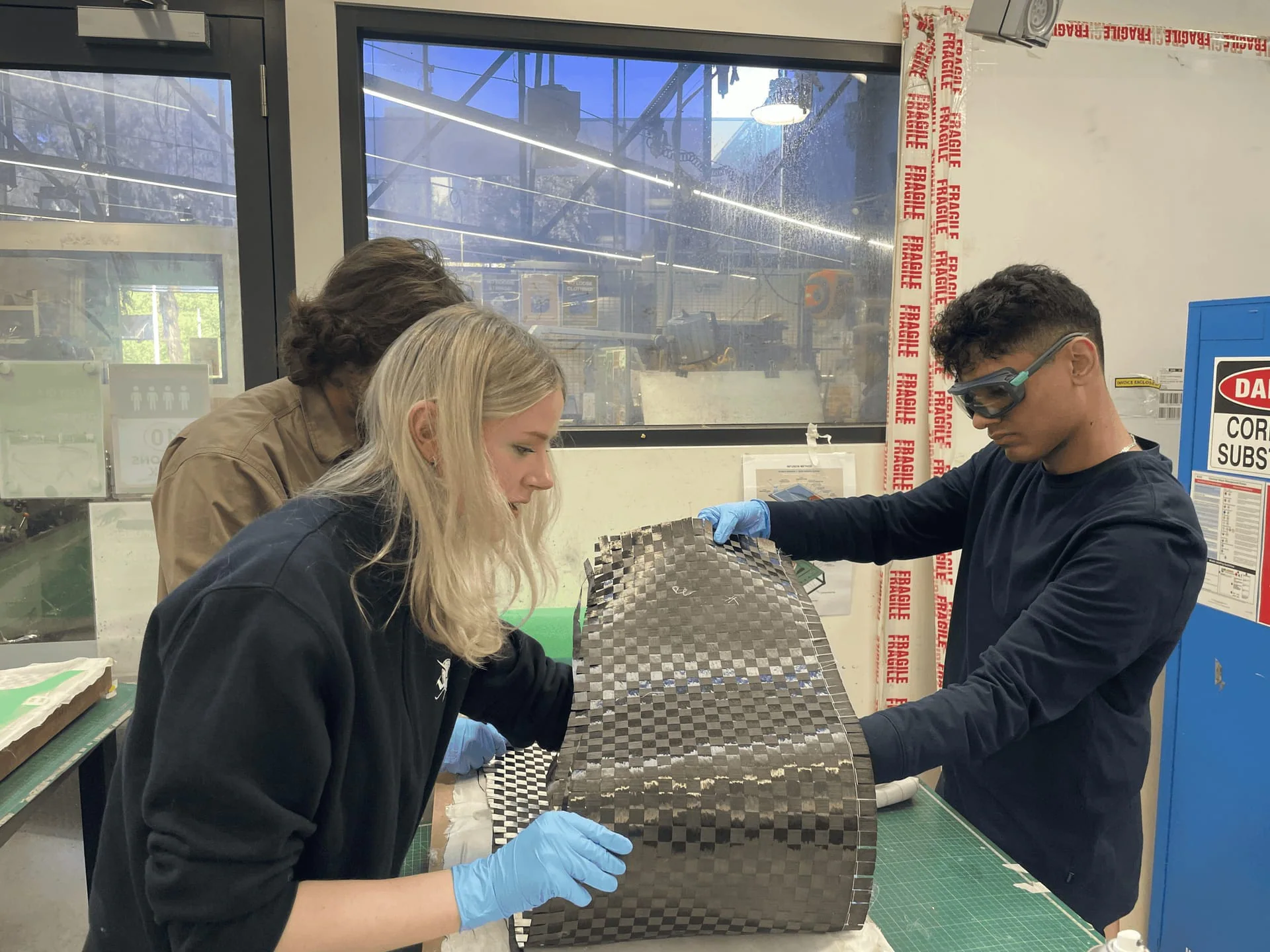 Aerostructures members working with composite material